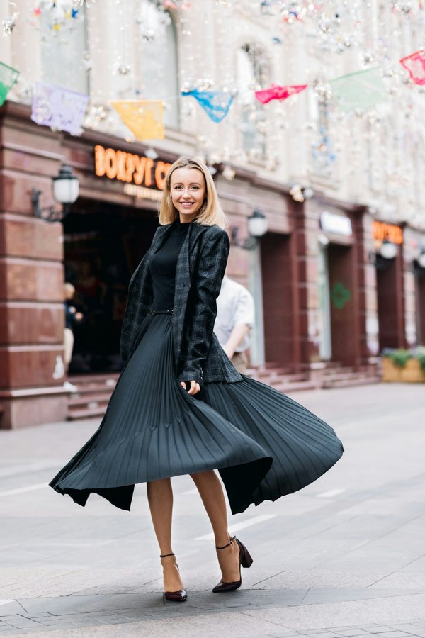 How to Style a Pleated Skirt for Both Casual and Formal Occasions?
