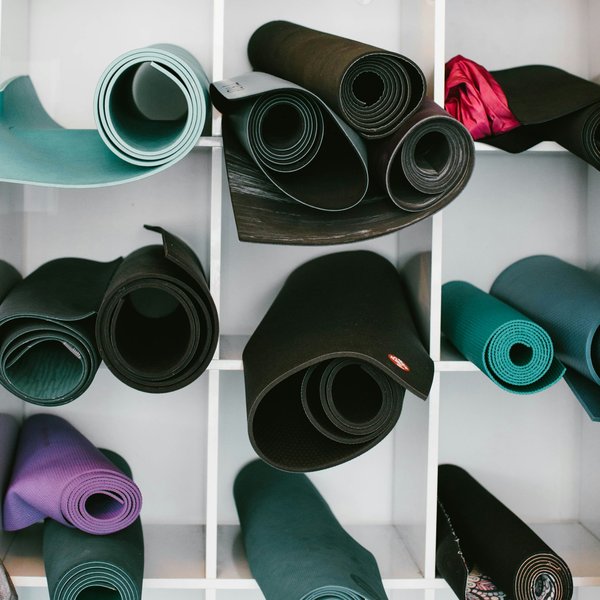 What Are the Key Features to Look for in Eco-Friendly Yoga Mats Available in the UK?